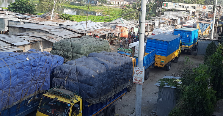 ৫ দিন ধরে অচল বুড়িমারী স্থলবন্দর, খালাস হচ্ছে না ভারতীয় পণ্য