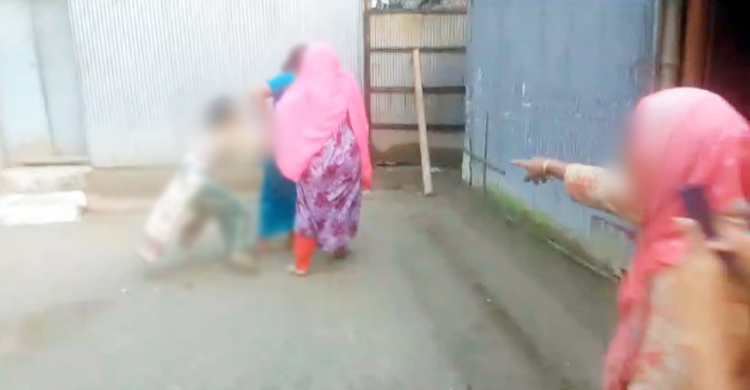 বিয়ের দাবিতে প্রেমিকের বাড়িতে অবস্থান কলেজছাত্রীর