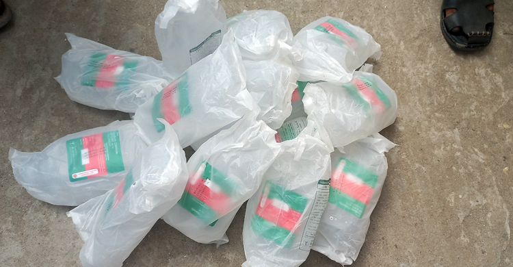 হাসপাতাল থেকে স্যালাইন চুরি, যুবককে পুলিশে দিলেন জনতা