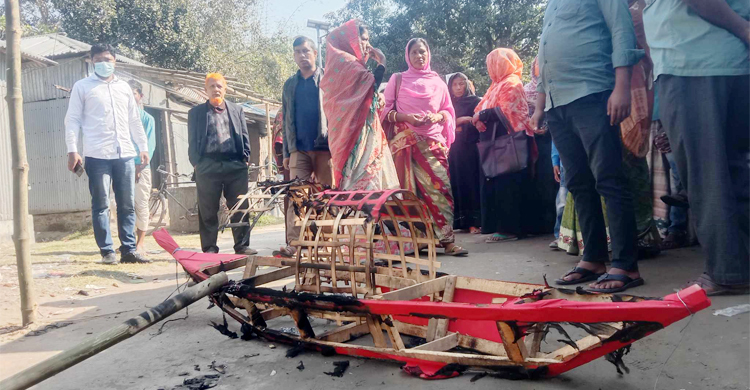 লালমনিরহাটে নৌকায় অগ্নিসংযোগ, পাল্টাপাল্টি অভিযোগ
