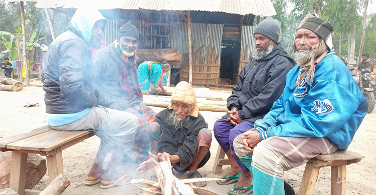 ৪ দিনেও সূর্যের দেখা নেই লালমনিরহাটে
