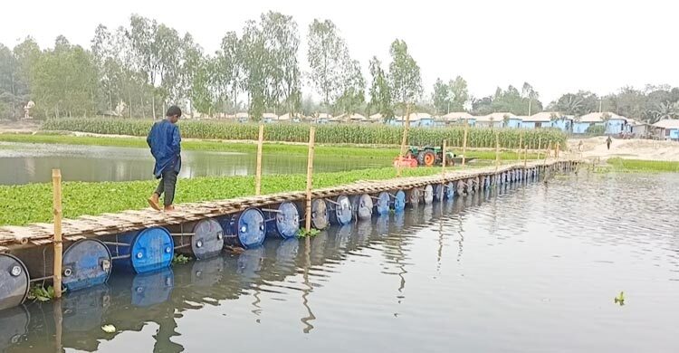 ড্রামে তৈরি ভাসমান সেতুতে দুঃখ ঘুচলো ২০ হাজার মানুষের