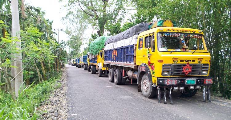বুড়িমারী ট্রেন চালুর দাবিতে লালমনিরহাটে মহাসড়ক অবরোধ