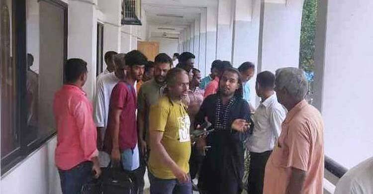 অপেক্ষার পরও স্মারকলিপি নিলেন না ডিসি, ক্ষুব্ধ রবিদাস সম্প্রদায়
