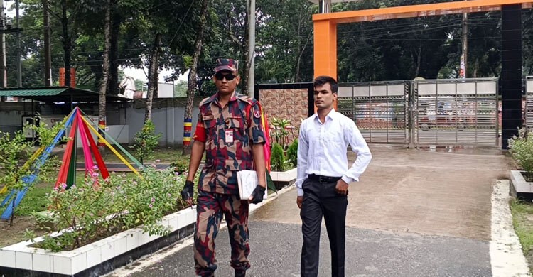 Yetuk uy bekasi pornosini sikdi