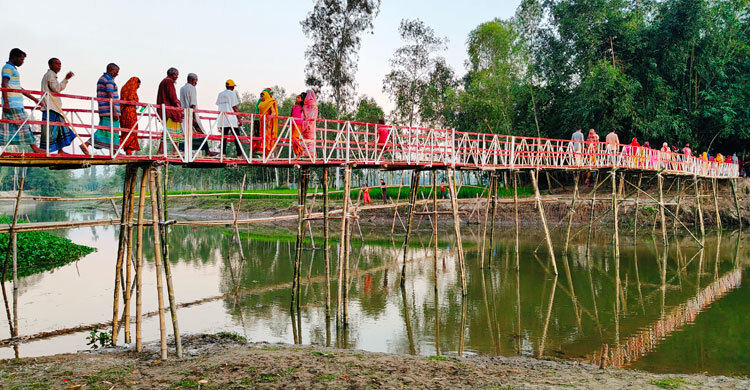 স্বেচ্ছাশ্রমে ১৫০ মিটার দীর্ঘ সাঁকো নির্মাণ করলেন যুবদল কর্মীরা