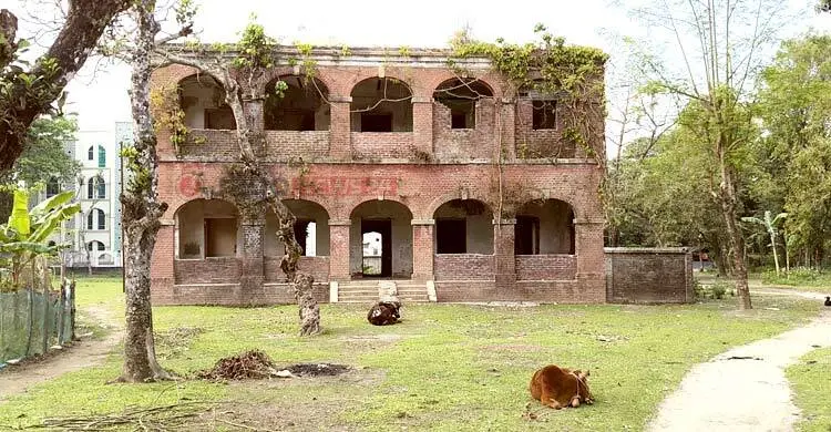 রেলের ঝুঁকিপূর্ণ ভবনে ‘ভূতুড়ে নগরী’ হয়ে উঠেছে লালমনিরহাট