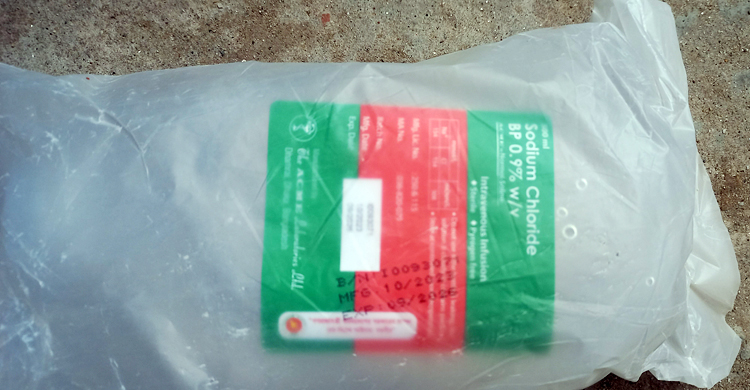 হাসপাতাল থেকে স্যালাইন চুরি, যুবককে পুলিশে দিলেন জনতা