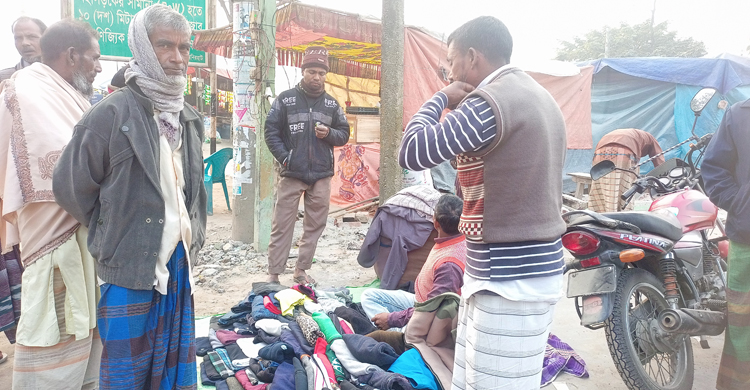 তীব্র শীতে পুরাতন কাপড়ের দোকানে শ্রমজীবিদের ভিড়