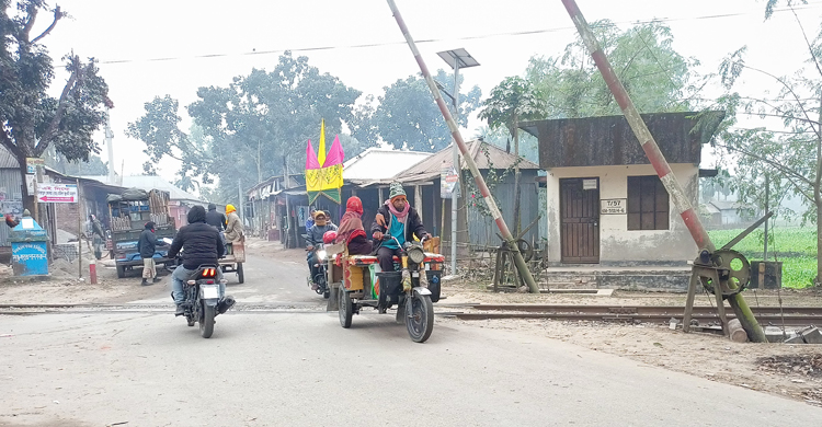 ৪ দিনেও সূর্যের দেখা নেই লালমনিরহাটে