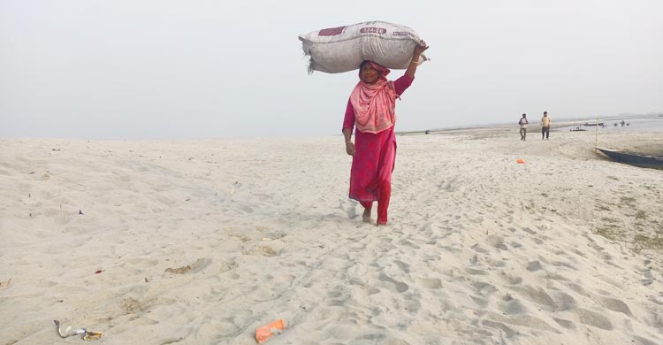 বর্ষায় অতিরিক্ত পলি আসায় খরায় প্রায় পানিশূন্য তিস্তা। প্রতিবছর জেগে ওঠে নতুন নতুন চর
