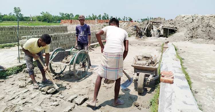 শৈশব পুড়ছে ইটভাটায়