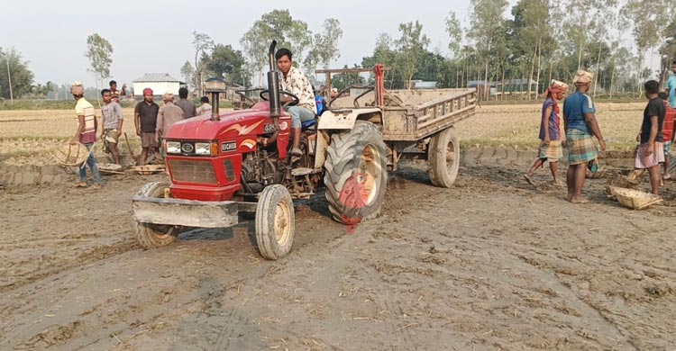 ভাটার পেটে জমির টপ সয়েল, ঝুঁকিতে কৃষি