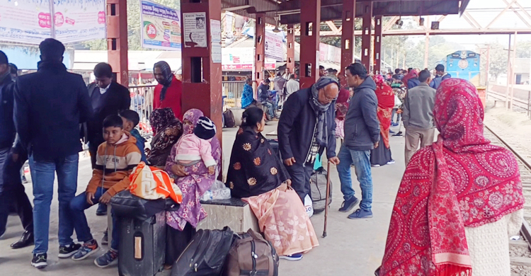 লালমনিরহাটে বিশেষ ট্রেনের দাবিতে রেলপথ অবরোধ, ট্রেন চলাচল বন্ধ