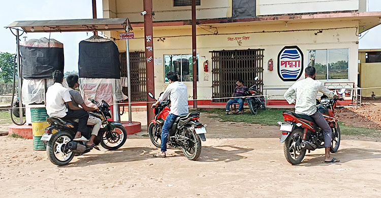 তেল সংকটে দু&rsquo;দিন ধরে পাম্প বন্ধ, সিন্ডিকেটের অভিযোগ