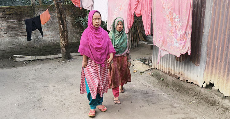 মন্ত্রীর আশ্বাসেও চাকরি হয়নি মাস্টার্স পাস প্রতিবন্ধী আরিফার