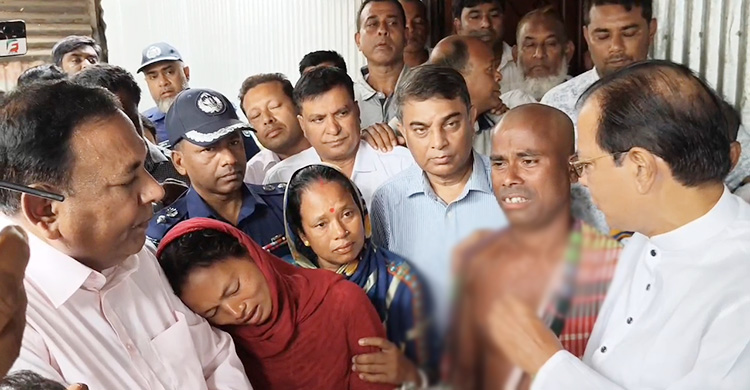 প্রধানমন্ত্রীর নির্দেশে নিহত নন্দিনীর বাড়িতে ছুটে গেলেন ত্রাণমন্ত্রী