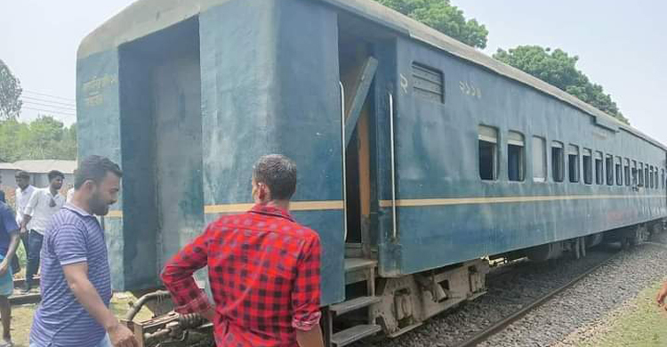 ট্রেনের বগি লাইনচ্যুত, লালমনিরহাটের সঙ্গে যোগাযোগ বিচ্ছিন্ন