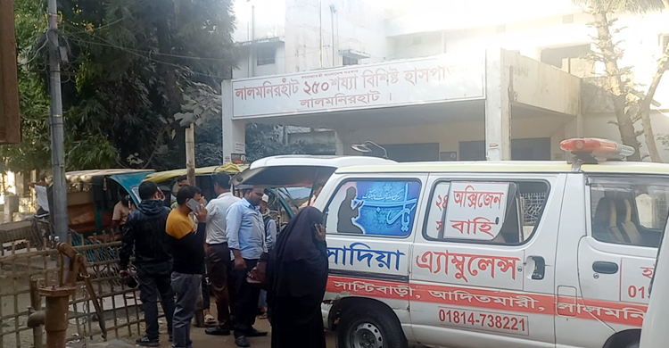 হাসপাতাল থেকে স্যালাইন চুরি, যুবককে পুলিশে দিলেন জনতা