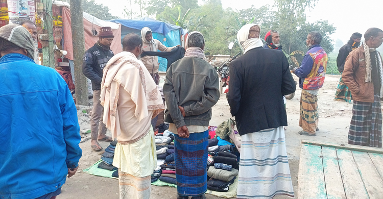 তীব্র শীতে পুরাতন কাপড়ের দোকানে শ্রমজীবিদের ভিড়