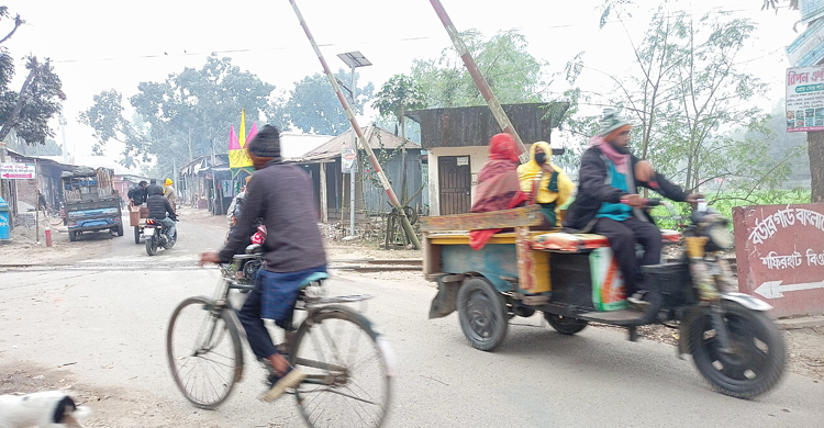 ৪ দিনেও সূর্যের দেখা নেই লালমনিরহাটে