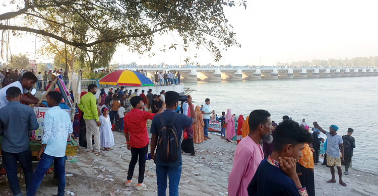 ঈদ আনন্দে মেতেছে তিস্তা ব্যারাজ