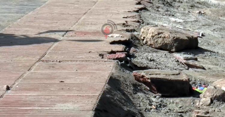 হাতের স্পর্শেই উঠে আসছে ফুটপাতের টাইলস