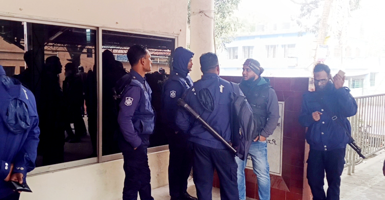 লালমনিরহাটে বিশেষ ট্রেনের দাবিতে রেলপথ অবরোধ, ট্রেন চলাচল বন্ধ