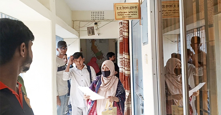 ‘চা-মিষ্টি’র নামে পকেট কাটছেন সিভিল সার্জন অফিসের ‘বড়বাবু’