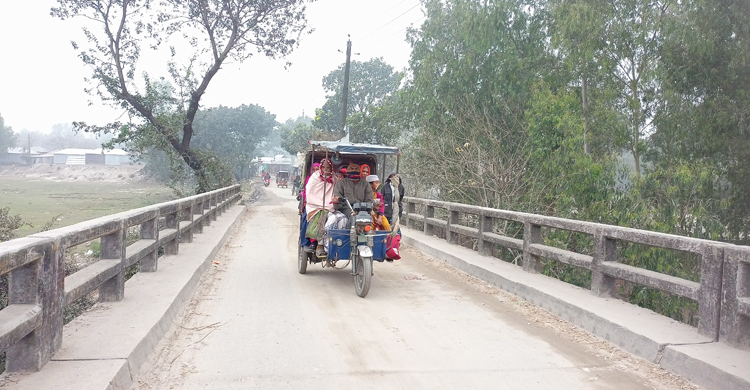 ৪ দিনেও সূর্যের দেখা নেই লালমনিরহাটে