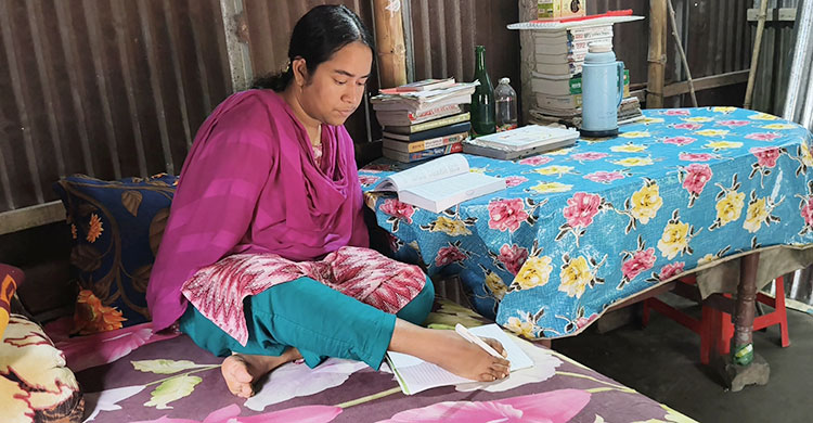 মন্ত্রীর আশ্বাসেও চাকরি হয়নি মাস্টার্স পাস প্রতিবন্ধী আরিফার