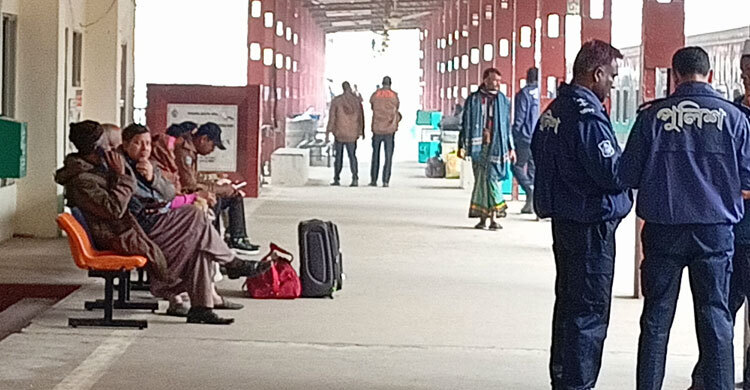 ‘ট্রেন বন্ধ, আবার ৬০ কিলোমিটার দূরে বাড়িতে ফিরে যাচ্ছি’