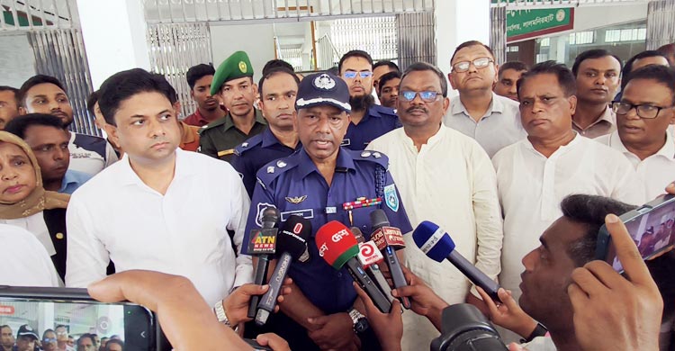 অভিযুক্তকে ছিনিয়ে নিতে পুলিশের ওপর হামলা, ডিসি-এসপির গাড়ি ভাঙচুর