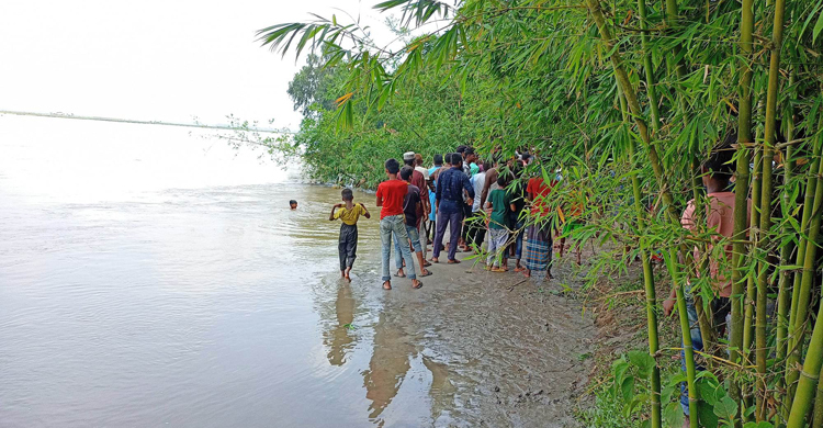 তিস্তায় নৌকা ডুবে তিন শ্রমিক নিখোঁজ
