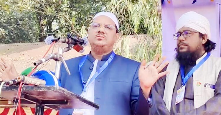 জামায়াত আমির বেপর্দা নারীদের পাশে বসিয়ে সেলফি তোলেন: চরমোনাই পীর