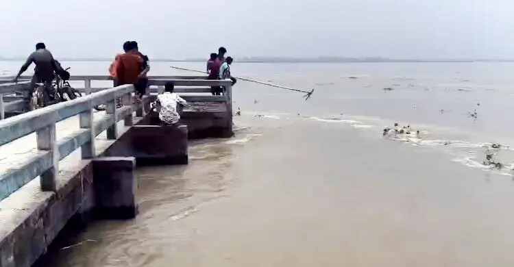 বন্যা-নদীভাঙন আতঙ্কে তিস্তাপাড়ের মানুষ