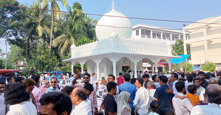 কুষ্টিয়া শহরের সব সড়ক যেন মিলেছে লালনের আখড়ায়
