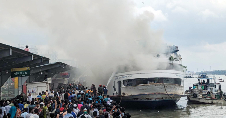 সদরঘাটে ময়ূর-৭ লঞ্চে আগুন, নিয়ন্ত্রণে ১৩ ইউনিট