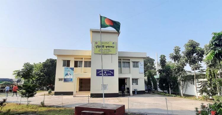 ৮ দিনের ছুটির ফাঁদে বুড়িমারী স্থলবন্দর