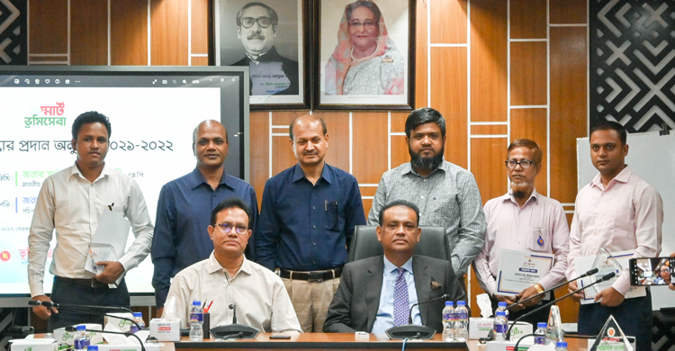 শুদ্ধাচার পুরস্কার পেলেন ভূমি মন্ত্রণালয়ের ছয়জন