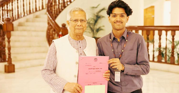 সাগর-রুনির সন্তান মেঘের হাতে পূর্বাচলের প্লটের দলিল হস্তান্তর