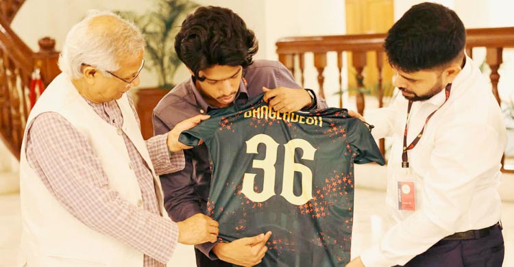 সাগর-রুনির সন্তান মেঘের হাতে পূর্বাচলের প্লটের দলিল হস্তান্তর