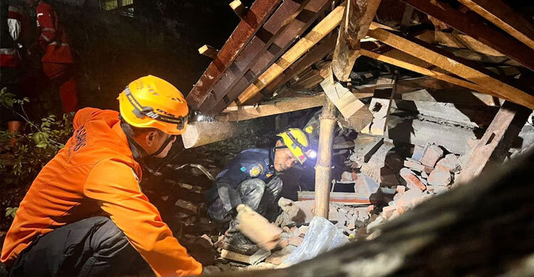 2 killed, 21 missing in Indonesia landslide