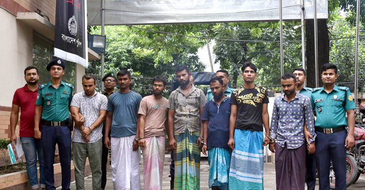 বাসাবাড়ি থেকে ল্যাপটপ চুরির পর বসুন্ধরায় বিক্রি করতেন তারা