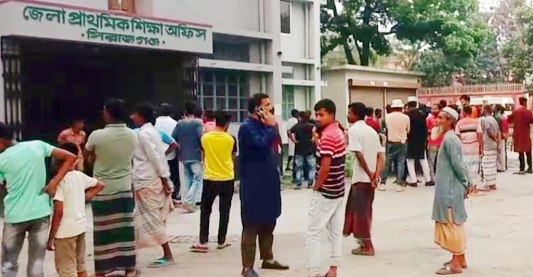 শিক্ষা অফিসে ঝুলছিল নৈশপ্রহরীর মরদেহ