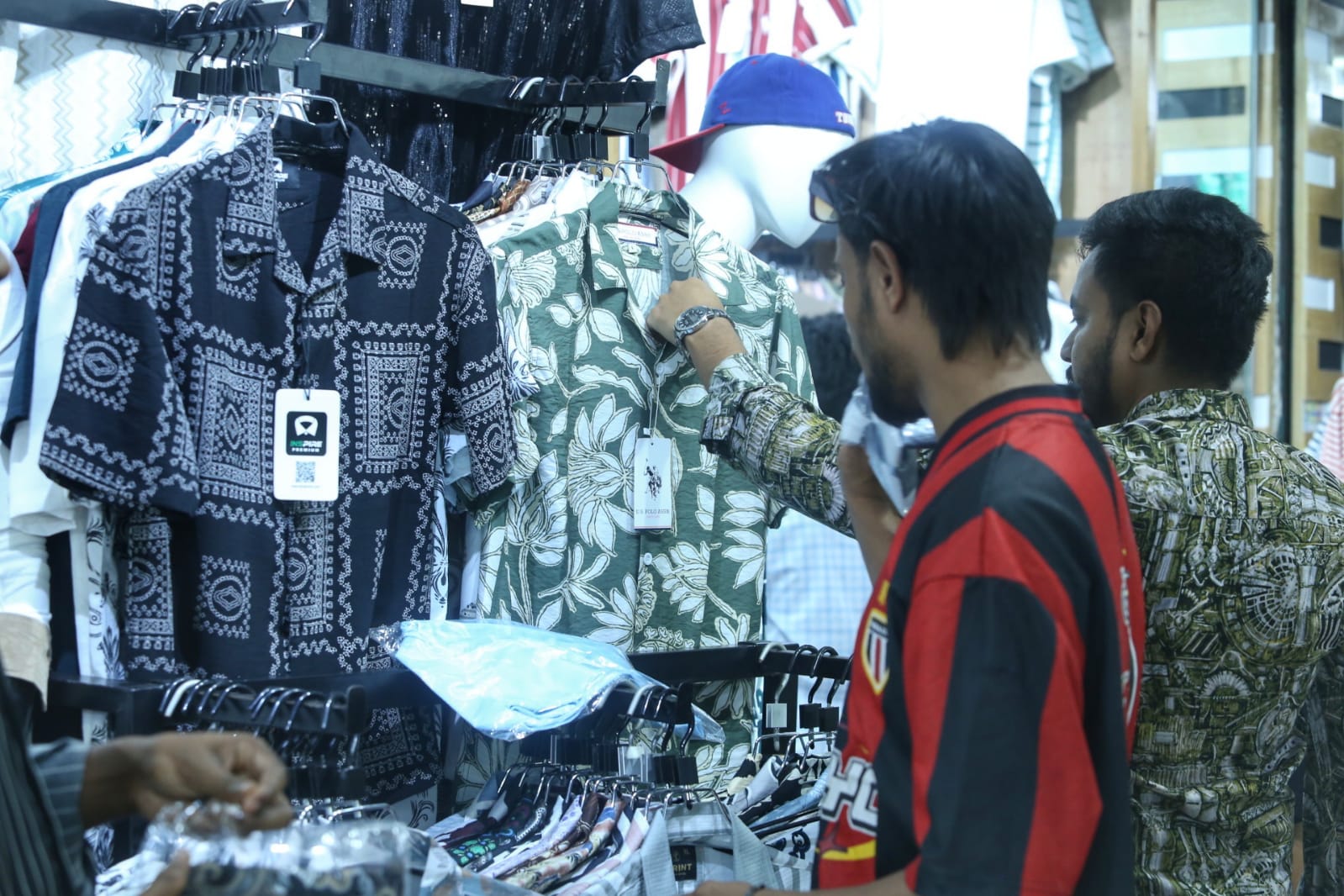 শেষ মুহূর্তের কেনাকাটায় মানুষের ঢল