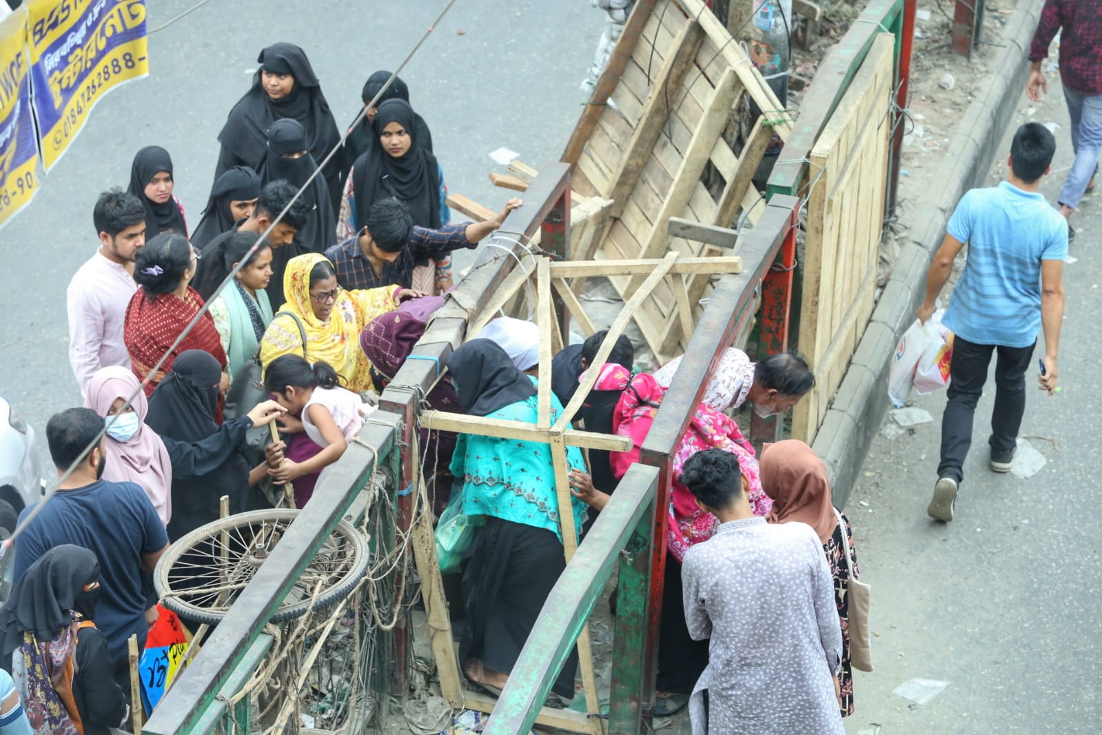 শেষ মুহূর্তের কেনাকাটায় মানুষের ঢল