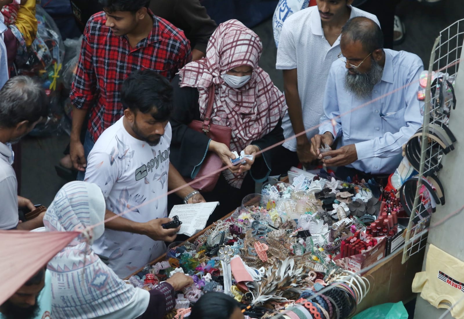 শেষ মুহূর্তের কেনাকাটায় মানুষের ঢল