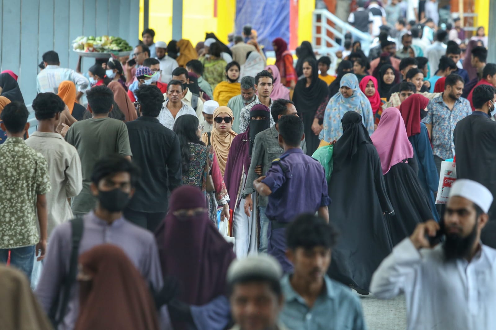 শেষ মুহূর্তের কেনাকাটায় মানুষের ঢল