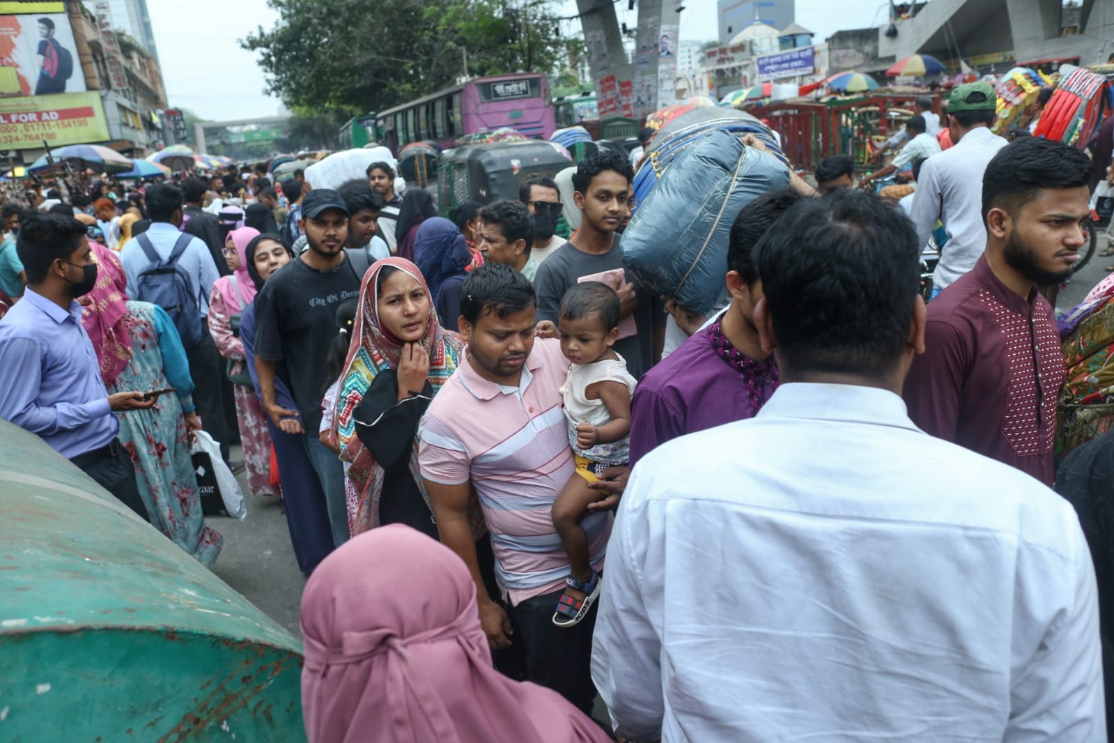 শেষ মুহূর্তের কেনাকাটায় মানুষের ঢল